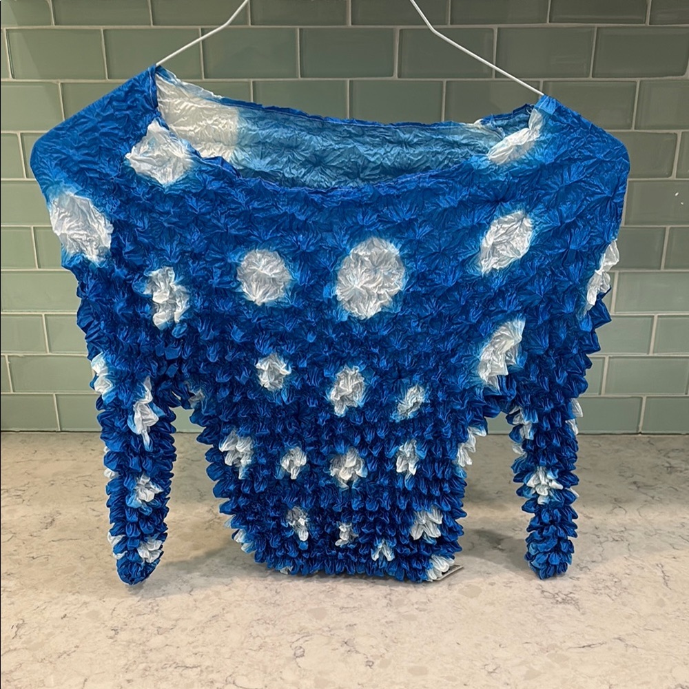 One Size Blue Popcorn Textured Top – White Circle Print